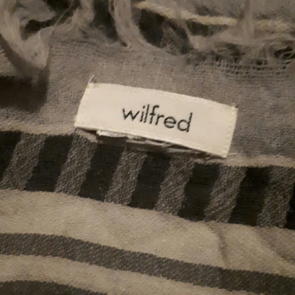 Aritzia wool blanket scarf - Picture 2 of 3